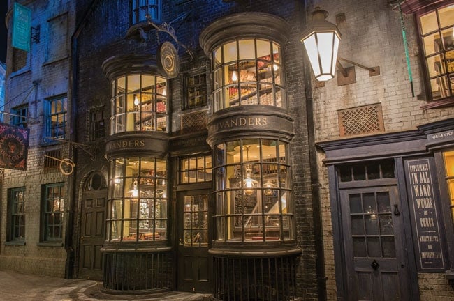 The Must-Dos at Diagon Alley at the Wizarding World of Harry Potter in Universal Orlando. Do you have small kids? No problem! There's plenty for them to do!