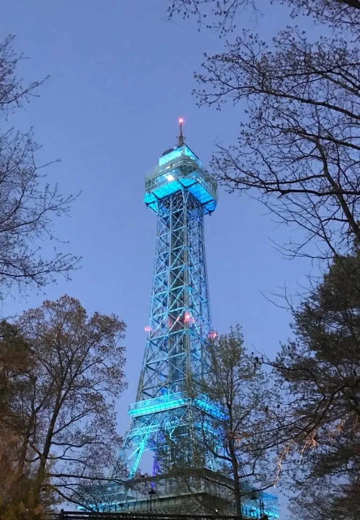 Have a place to meet up like the Eiffel Tower when you travel to Kings Dominion with tweens and preschoolers.