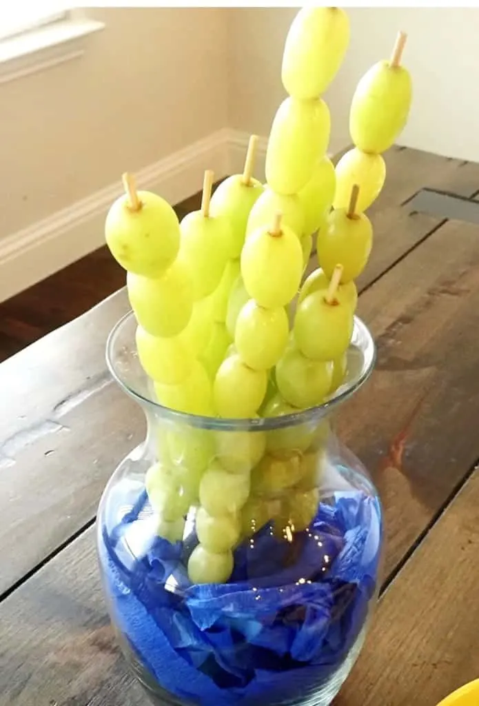 Turn grapes into seaweed with skewer sticks and a blue paper for your Finding Dory Party.