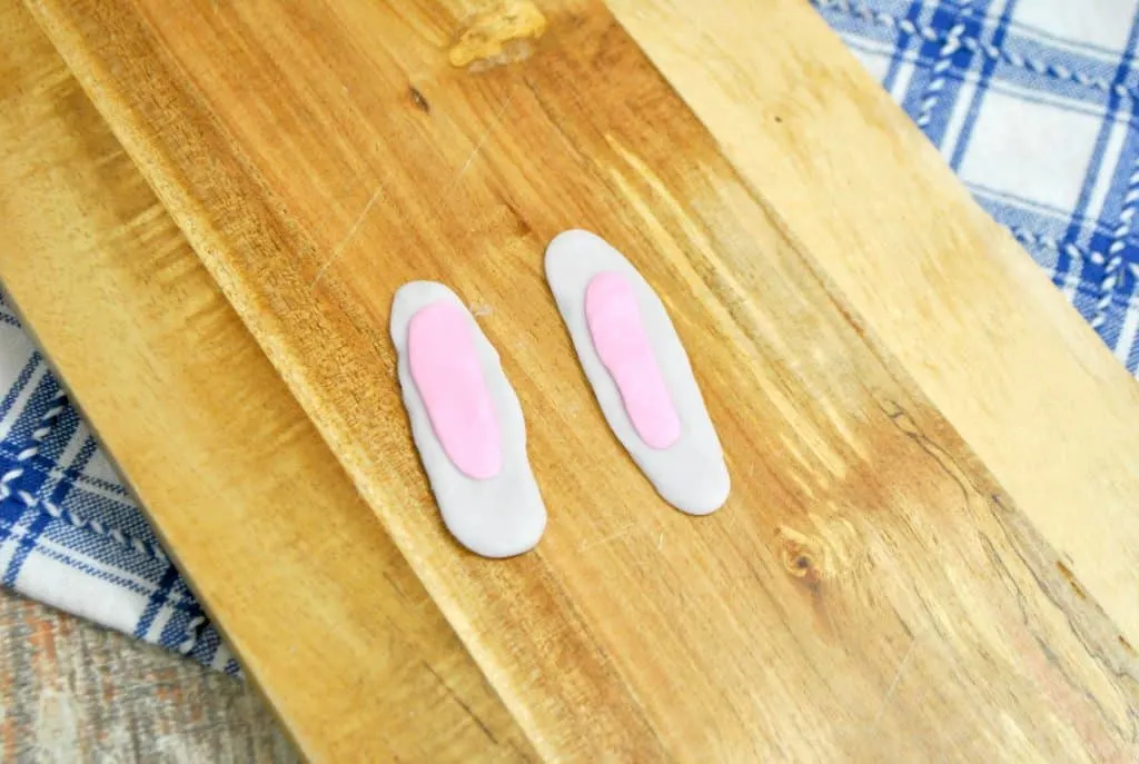 Roll the fondant to make Eeyore ears for Christopher Robin movie donuts.