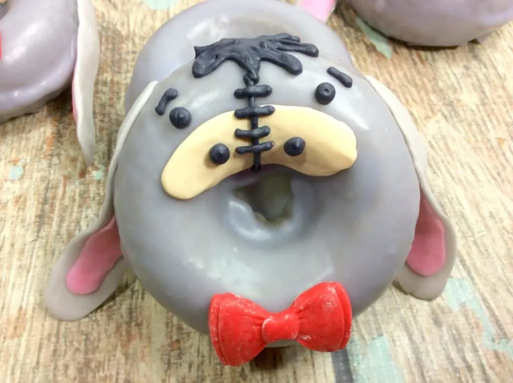 Make these adorable Winnie the Pooh Eeyore Donuts for your Christopher Robin Movie party!