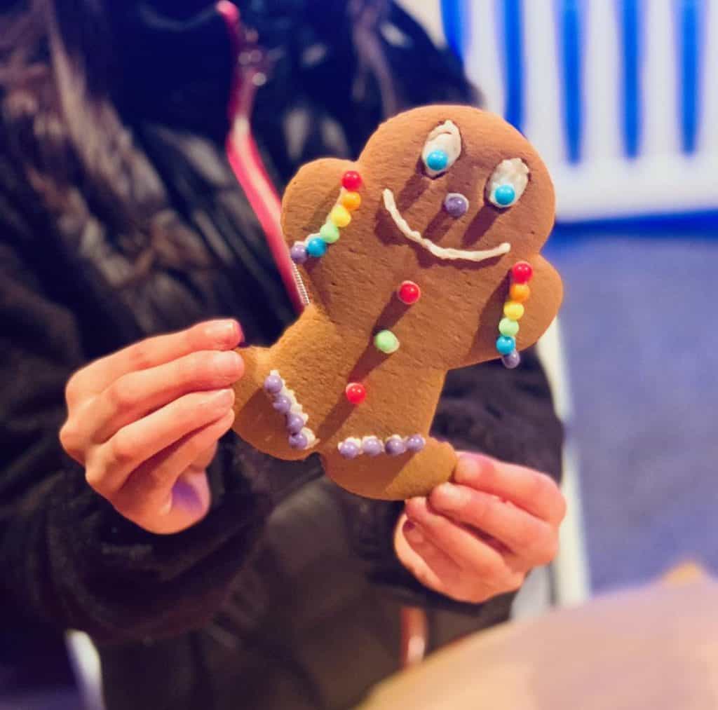 Decorate gingerbread for Christmas at Gaylord National