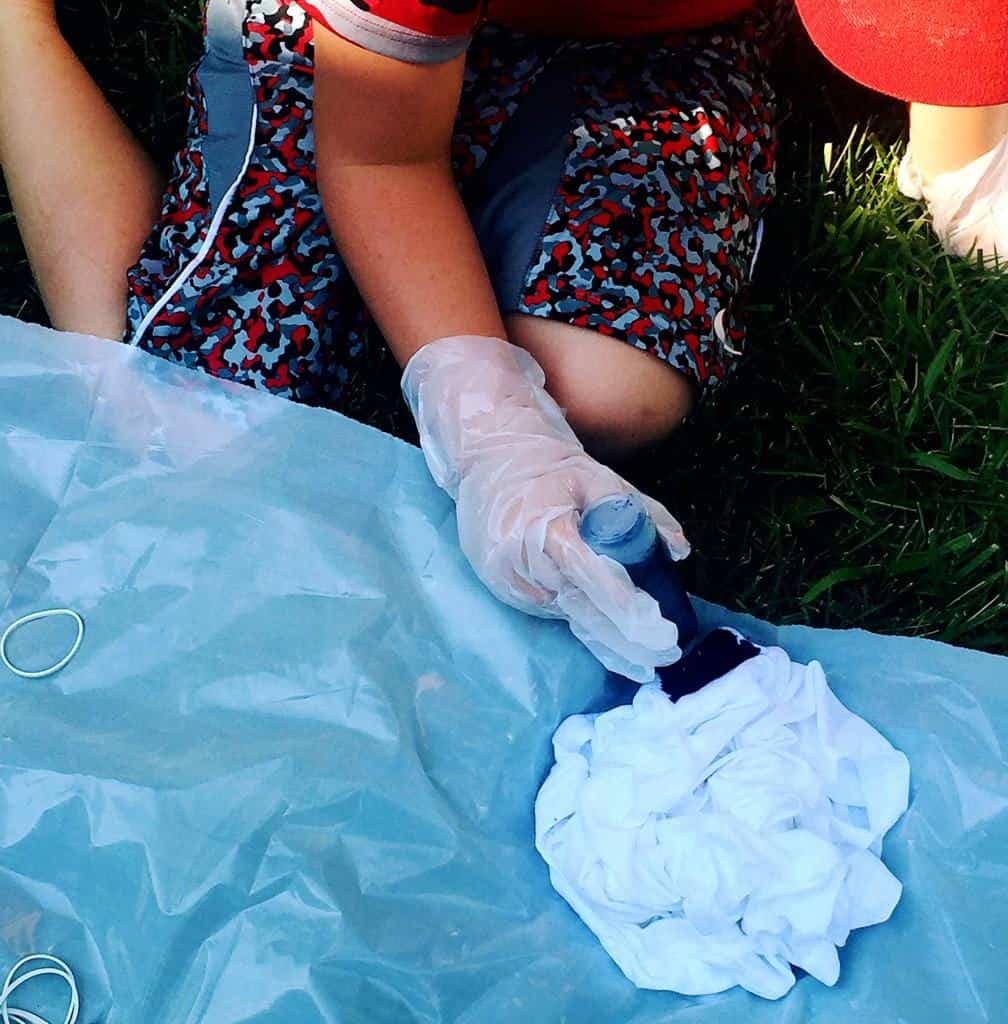 How to Tie Dye Shirts With Kids