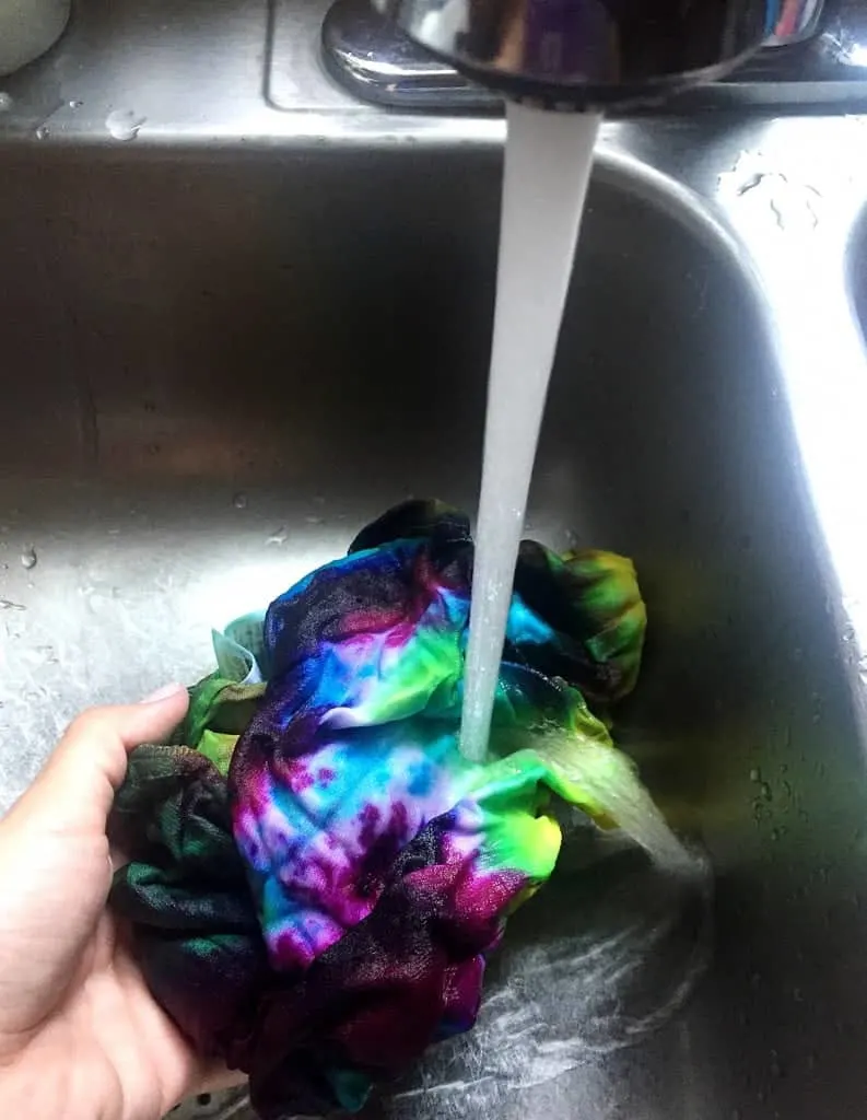 How to Rinse off Tie Dye Shirts