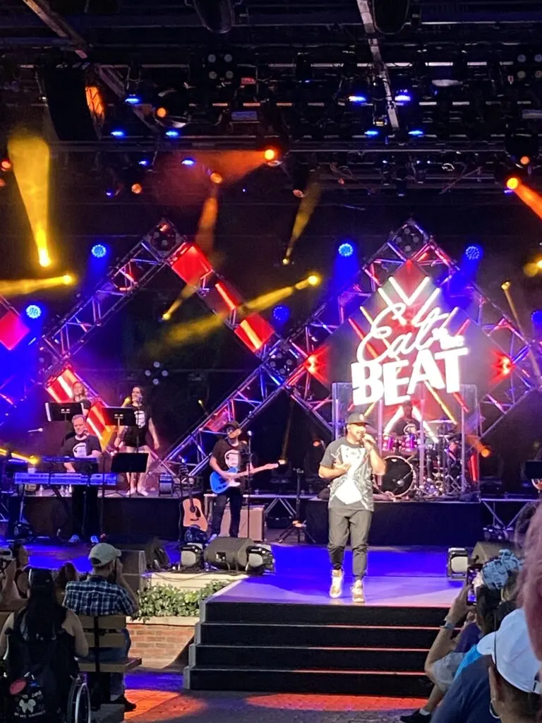 Joey Fatone at Eat to the Beat