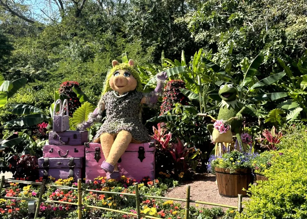Miss Piggy and Kermit Topiary